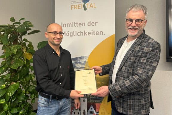 Foto vom Oberbürgermeister Uwe Rumberg bei der Übergabe der Ernennungsurkunde zum Amtsrat an Enrico Gyulai. Foto: Stadt Freital