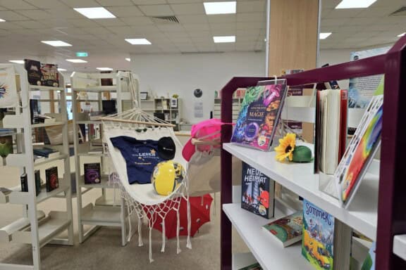 Foto eines Teils der Stadtbibliothek Freital vom Buchsommer 2024. Foto: Stadt Freital