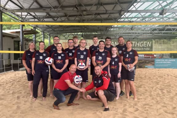 Foto von der Übergabe der neuen Trainingsausrüstung an die Volleyballer der SG 1861 Freital Weißig e. V. durch Herrn Henryk Eismann, Geschäftsführer der WGF.