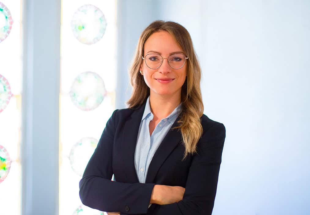 Porträtfoto von Corinna Vogler, Bausachbearbeiterin im Team Technik bei der Wohnungsgesellschaft Freital mbH. Foto: Anne Oehlert