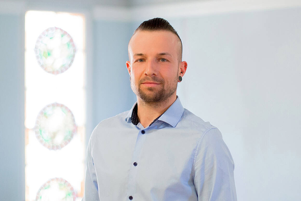 Porträtfoto von Jan Böhme, Hausmeister im Hausservice bei der Wohnungsgesellschaft Freital mbH. Foto: Anne Oehlert.