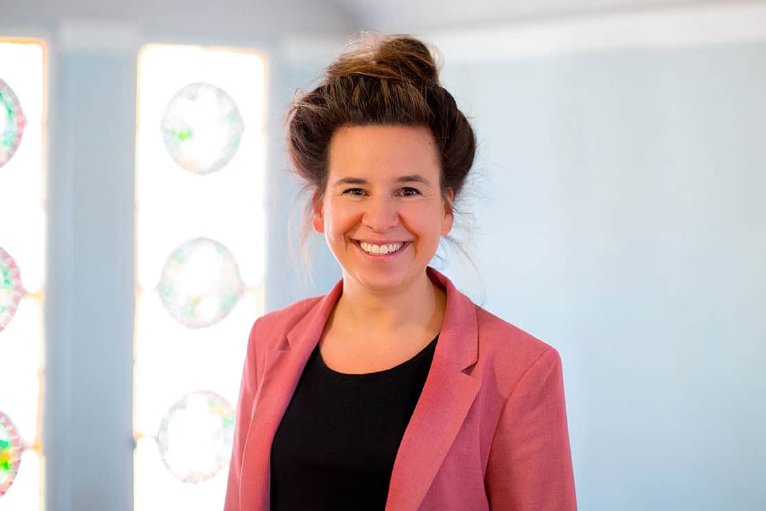 Porträtfoto von der freundlichen Julia Lehmann, zuständig für die Mieterbetreuung im Team Service bei der WGF Freital, hier freundlich lächelnd im Gespräch. Foto: Anne Oehlert