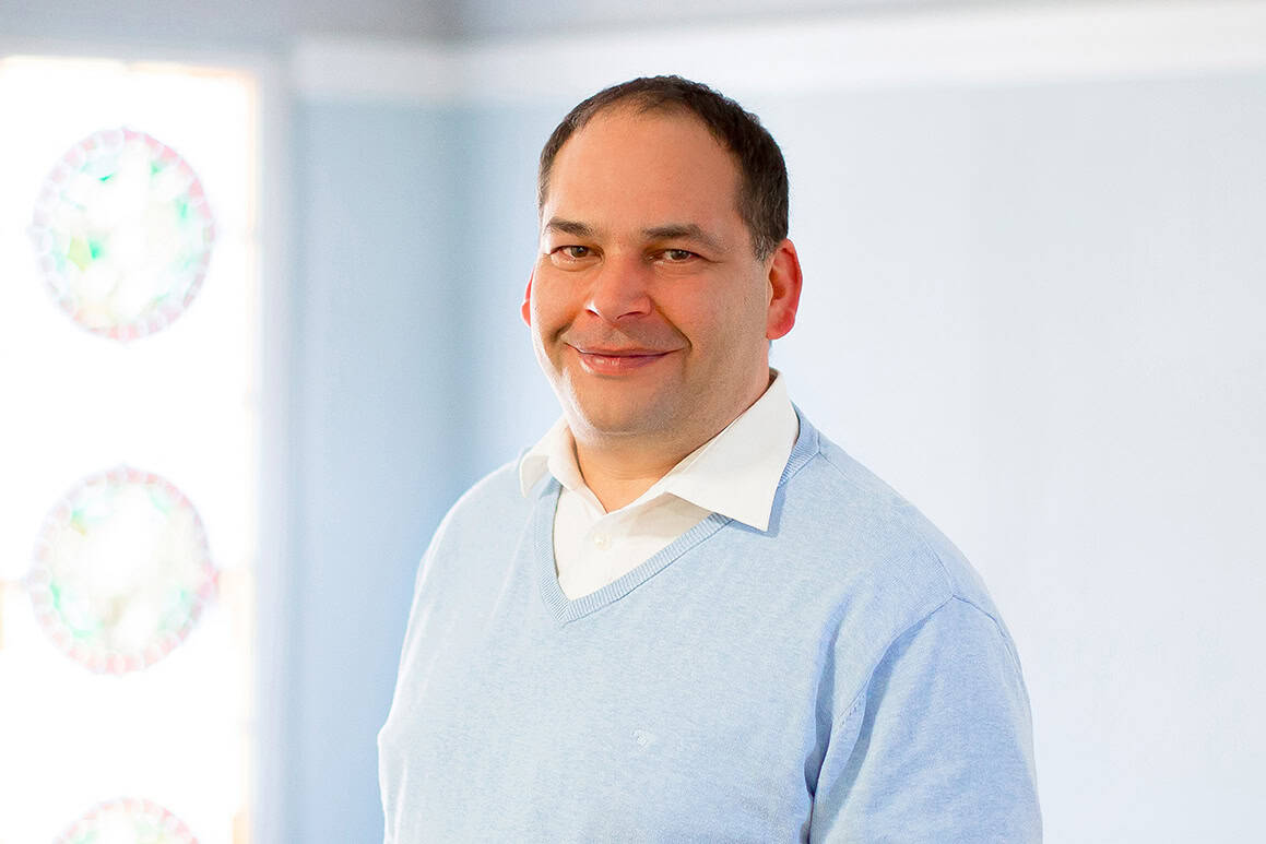 Porträtfoto von Karsten Träger, Hausmeister und Maler im Hausservice bei der Wohnungsgesellschaft Freital mbH. Foto: Anne Oehlert.