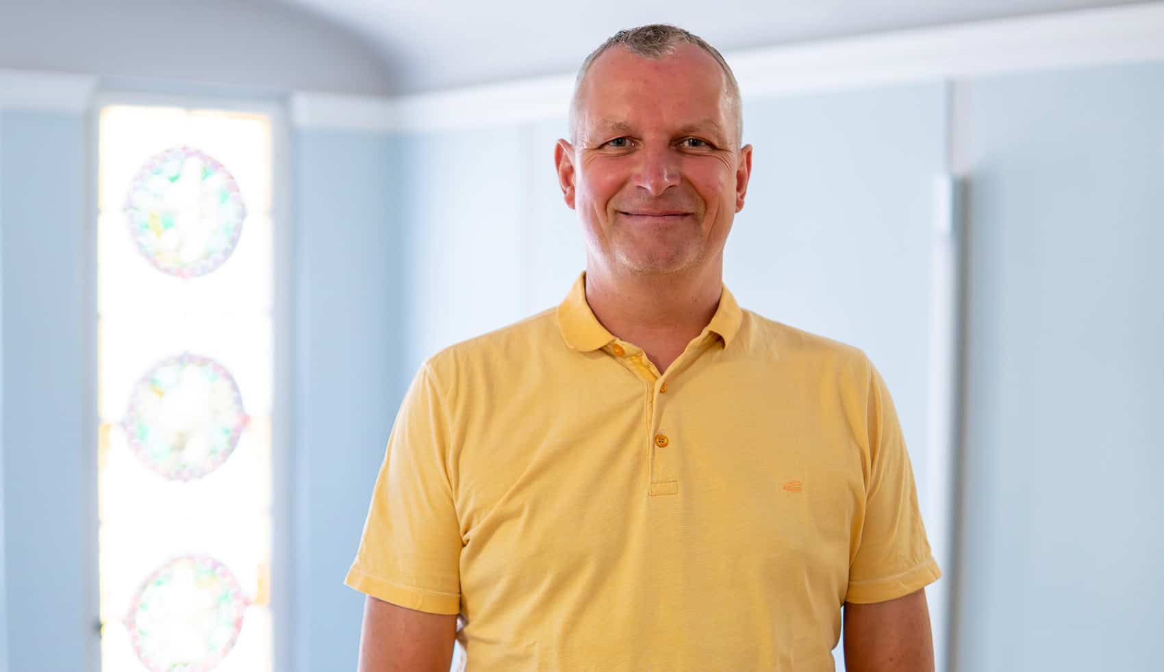 Porträtfoto von Reinhard Wolf, nett lächelnd und Bauleiter im Team Technik bei der Wohnungsgesellschaft Freital mbH. Foto: Willi Pappritz.