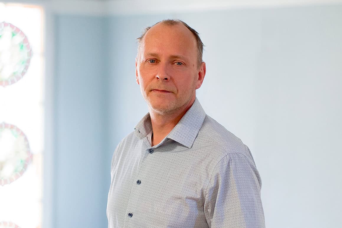 Porträtfoto von Sven Kempe, Hausmeister im Hausservice bei der Wohnungsgesellschaft Freital mbH. Foto: Anne Oehlert.