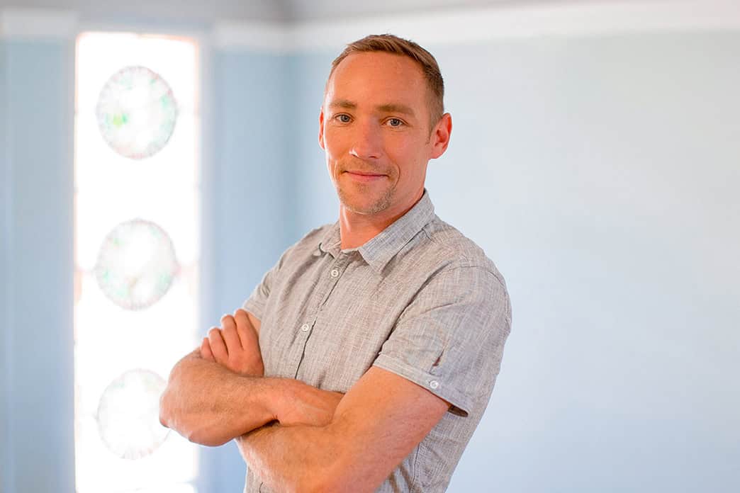 Porträtfoto von Tom Weichelt, Hausmeister im Hausservice bei der Wohnungsgesellschaft Freital mbH. Foto: Anne Oehlert.