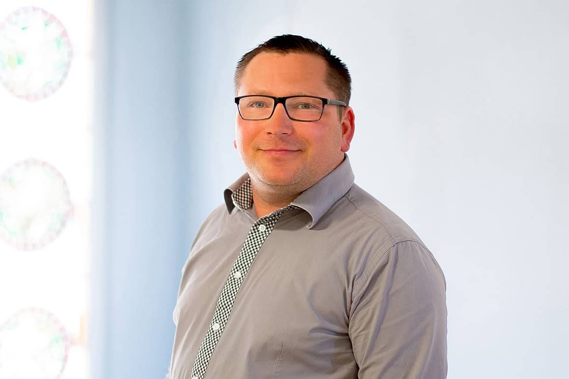 Porträtfoto von Uwe Amft, Hausmeister und Maler im Hausservice bei der Wohnungsgesellschaft Freital mbH. Foto: Anne Oehlert.