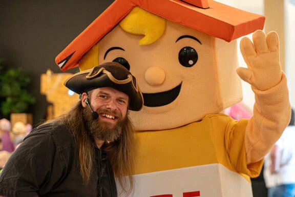 Wohnfritz und Pirat Willi beim Kinderliederkonzert in den Ballsälen Coßmannsdorf. Foto: Willi Papperitz