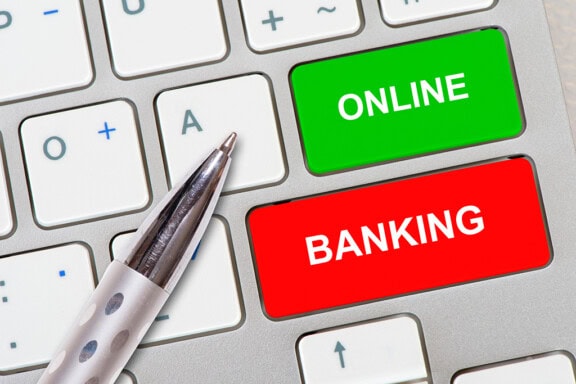 Symbolbild: Computertastatur mit rot und grün markierten Tasten mit der Aufschrift „Online“ und „Banking“ – steht für sicheres Onlinebanking und digitale Bankgeschäfte. Foto: © Wolfilser / stock.adobe.com