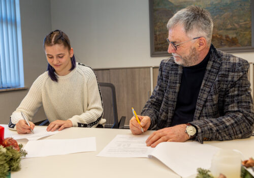 Oberbürgermeister Uwe Rumberg und  Melanie Lorenz bei der Unterzeichnung des Sponsorenvertrages, Foto: Stadt Freital