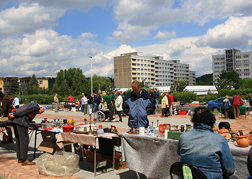 Foto vom ersten Trödelmarkt in Freital-Zauckerode auf dem Festplatz, heute Parkmöglichkeit für die Anwohner, Foto: WGF