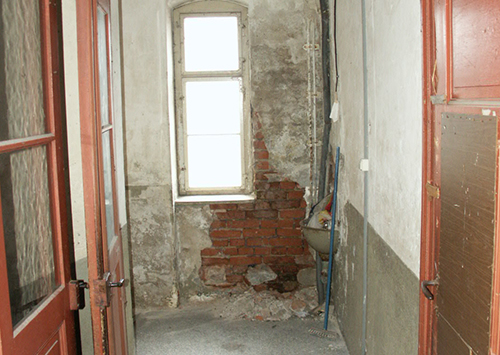 Foto vom Zustand der meisten Häuser bei Übernahme im Jahr 1993, Foto: WGF
