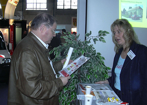 Foto von der Gewerbemesse in der Windbergarena 2004, Frau Trepte mit dem ehemaligen Geschäftsführer, Herrn Kwiatin im Gespräch, Foto: WGF