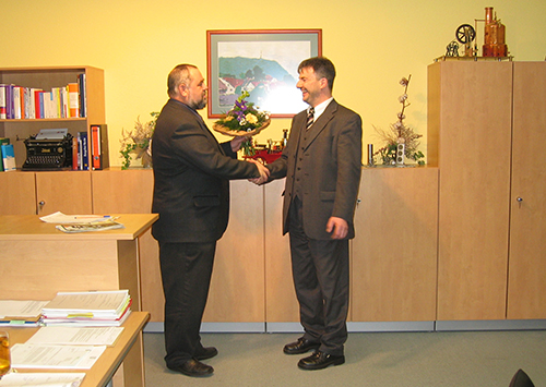 Foto von 10 Jahre WGF - Gratulation von OB Klaus Mättig an Uwe Rumberg, damaliger Geschäftsführer im Büro der WGF, Foto: WGF