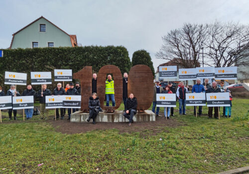 An der „100“ sind Vertreter der Akteure aus den Stadtteilen und die Beteiligten zu sehen, die die Reise organisiert oder mit Aktionen vor Ort ausgestaltet haben, Foto: Stadt Freital