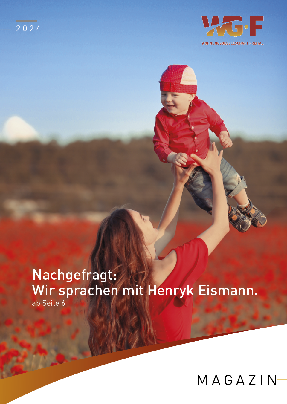 Cover des Mieter-Magazin 02/2024 der Wohnungsgesellschaft Freital mit junger Mutter auf Wiese.