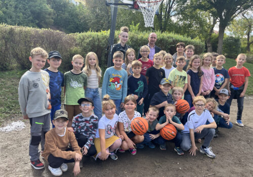 Foto von der Übergabe des Basketballkorbes an den Hort Glück-Auf in Zauckerode, Foto: WGF