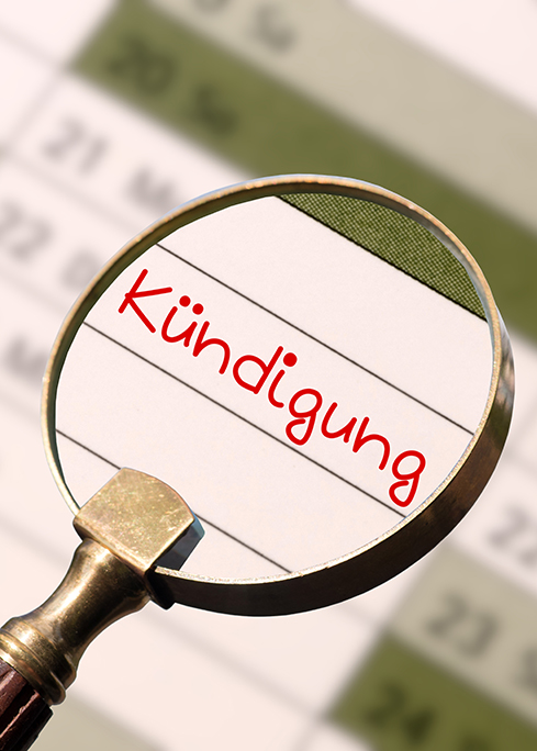 Ein Kalender und Frist für eine Kündigung Symbolbild eines Kalenders und einer Lupe mit der Beschriftung Kündigung zu den Hinweisen Kündigung und Co.. Foto: studio v zwoelf, AdobeStock