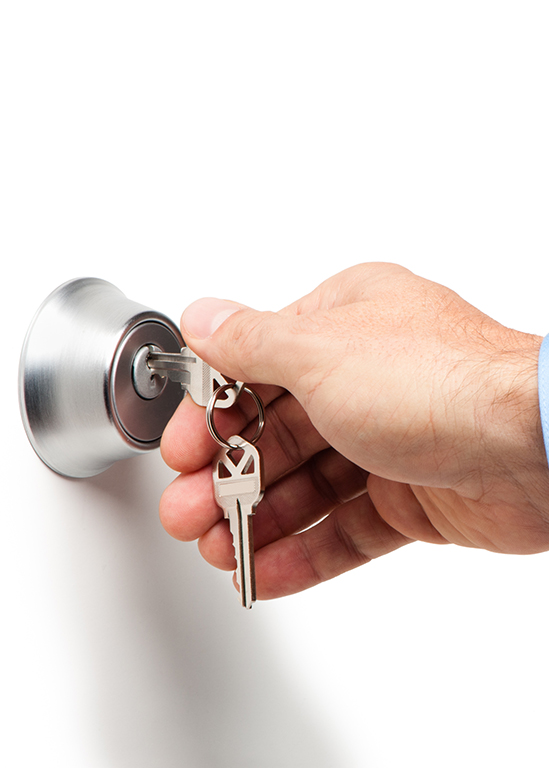 Mann schließt Tür auf Mann schließt Tür auf, als Symbolbild für Schnlüsselnachbestellung. Foto: Eric Hood, AdobeStock
