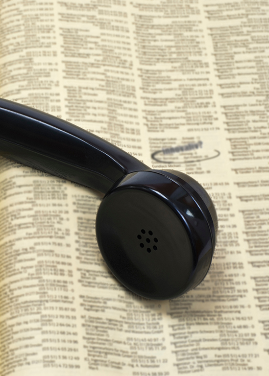Telefonbuch und Telefonhörer als Symbol – Liste mit relevanten Rufnummern. Foto:Gehkah, AdobeStock altes Telefonbuch und Telefonhörer als Symbol – Liste mit relevanten Rufnummern. Foto:Gehkah, AdobeStock