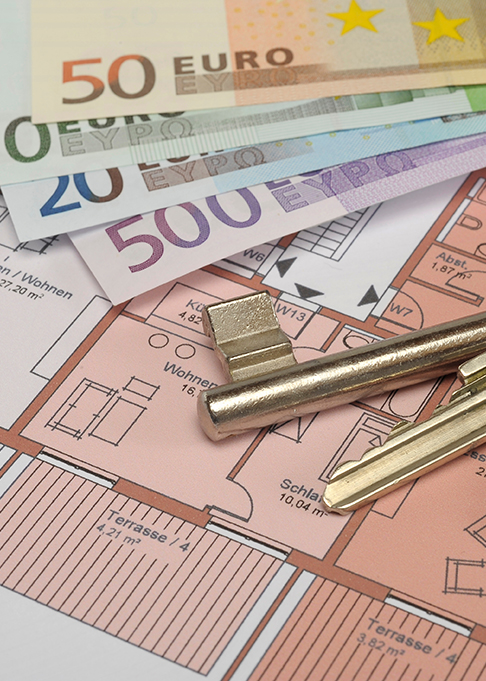 Wohnungsschlüssel und Euro Geldscheine als Miete für Wohnung Symbolische Wohnungsschlüssel und Euro Geldscheine als Miete für eine Wohnung auf der Ratgeberseite der WGF. Foto: Wolfsiver, Adobe Stock