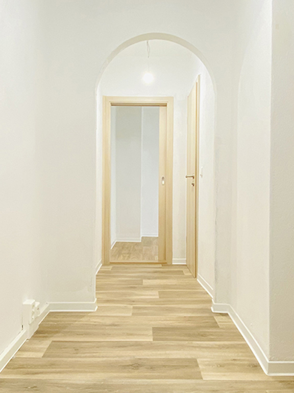 Belag in einem Flur Symbolbild für neuen Fußbodenbelag einer Wohnung in eichefarben hell.
