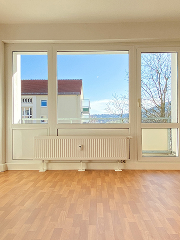 Belag in einem Wohnzimmer Symbolbild für neuen Fußbodenbelag einer Wohnung in buchefarben.