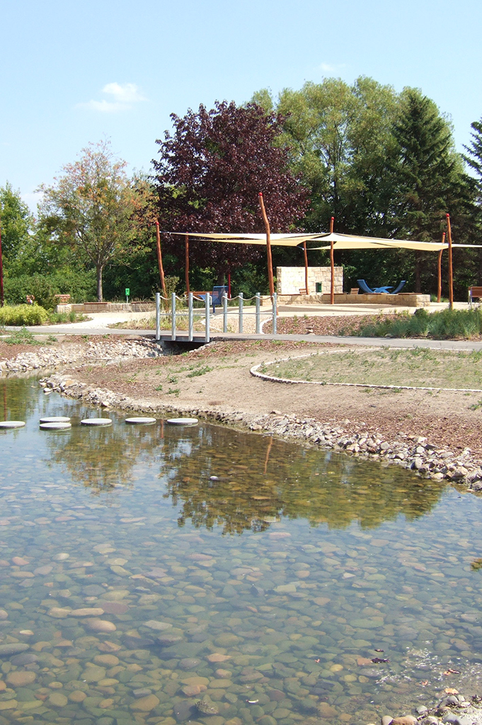 Mehrgenerationenpark Blick in den Mehrgenerationenpark in Freital-Zauckerode mit Teich und Sitzflächen im Hintergrund. Foto: WGF
