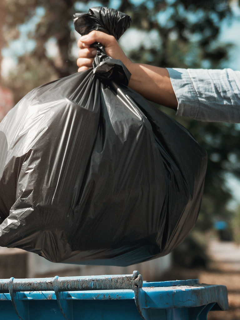 Frauenhand entsorgt Müll Die Hand einer Frau entsorgt Restmüll, als Symbolbild für den Ratgeber zur Restmüllentsorgung. Foto: lovelyday12, AdobeStock