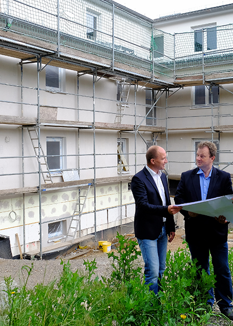 Baubsprechung vor Ort WGF-Geschäftsführer Henryk Eismann und Ingenieur Thomas Klingauf mit Bauplänen eines Neubaus in Freital. Foto: WGF