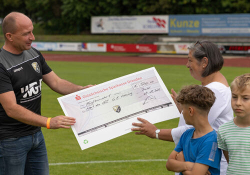 Übergabe Spendenscheck von WGF an Hort